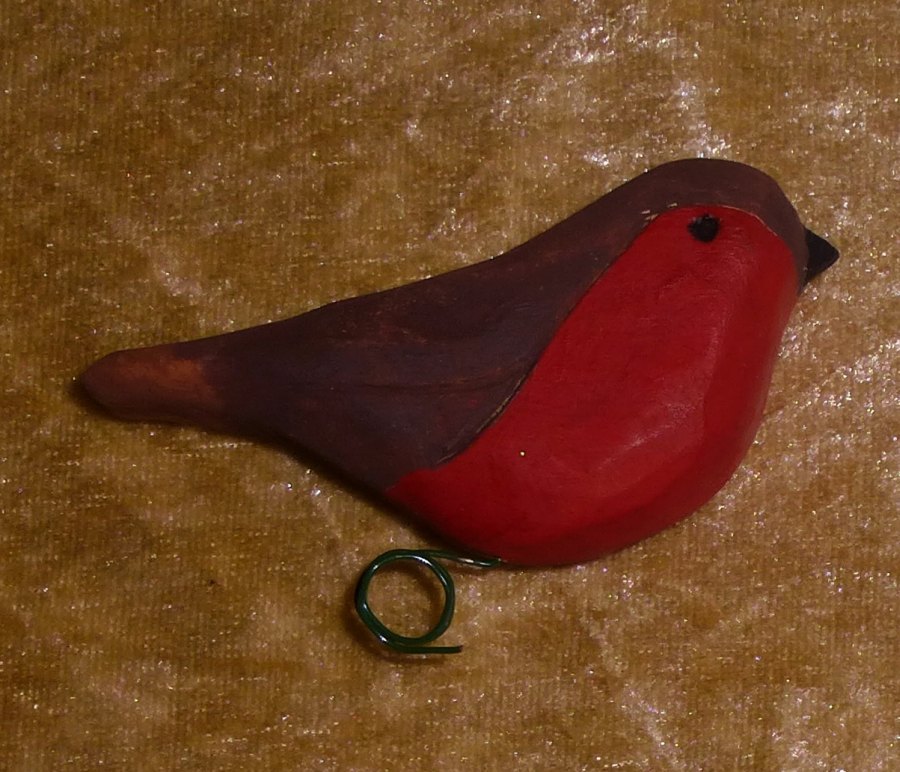 geschnitzter Vogel Rotkelchen